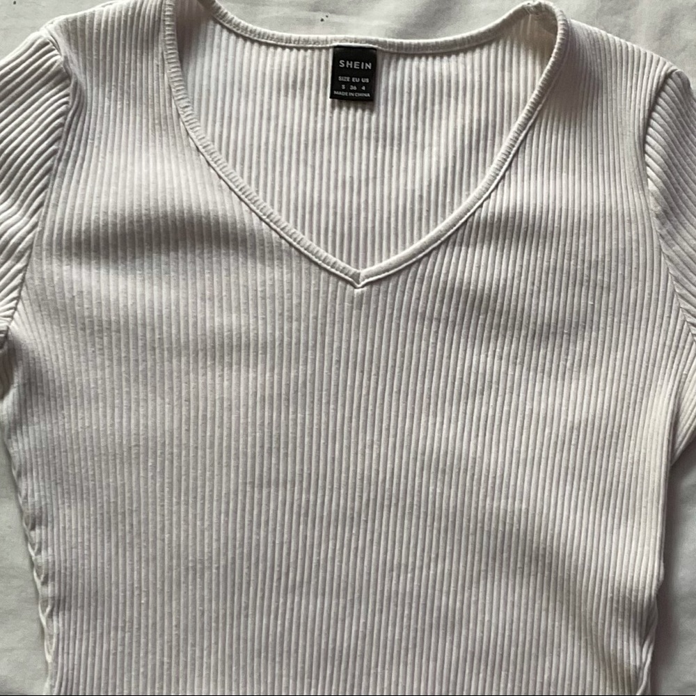 white basic cropped tee v neck